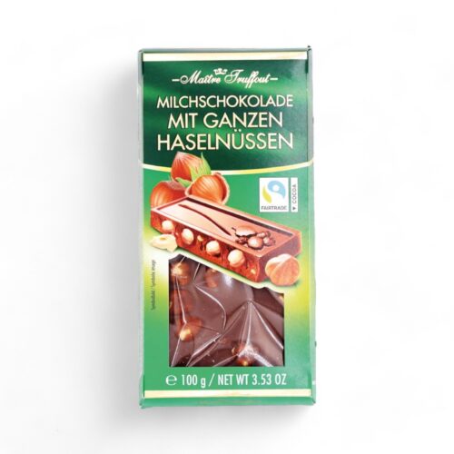 Milchschokolade mit ganzen Haselnüssen
